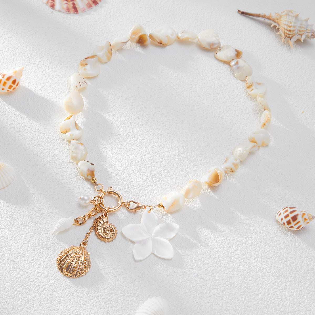 LAIS Women's Exclusive Casual Beach Style Shell Clavicle Necklace, Electroplated in 01 Gold, Shell Element and Alloy Material Demonstrate Personality