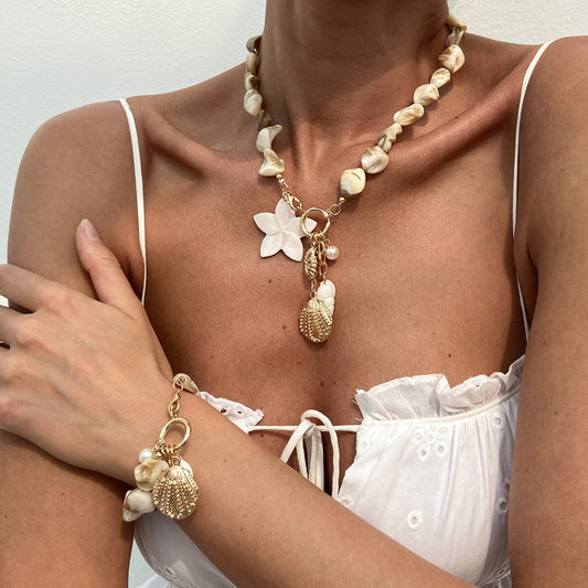 LAIS Women's Exclusive Casual Beach Style Shell Clavicle Necklace, Electroplated in 01 Gold, Shell Element and Alloy Material Demonstrate Personality